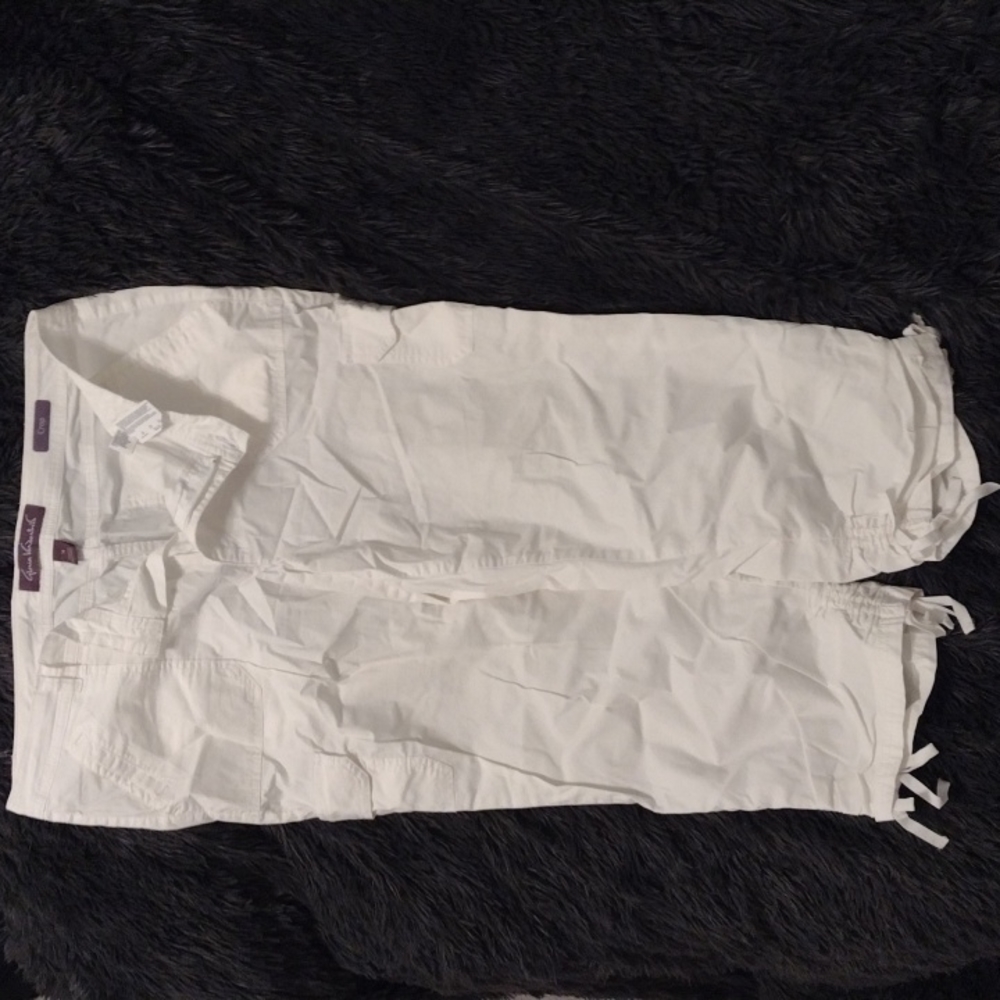White crop pants
